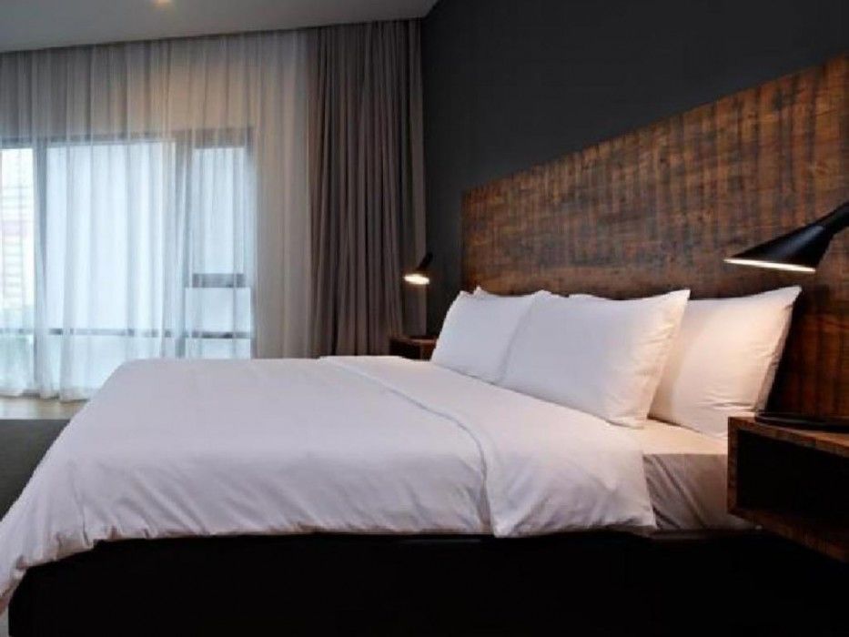 E&O Residences Kuala Lumpur Esterno foto A bed with a duvet