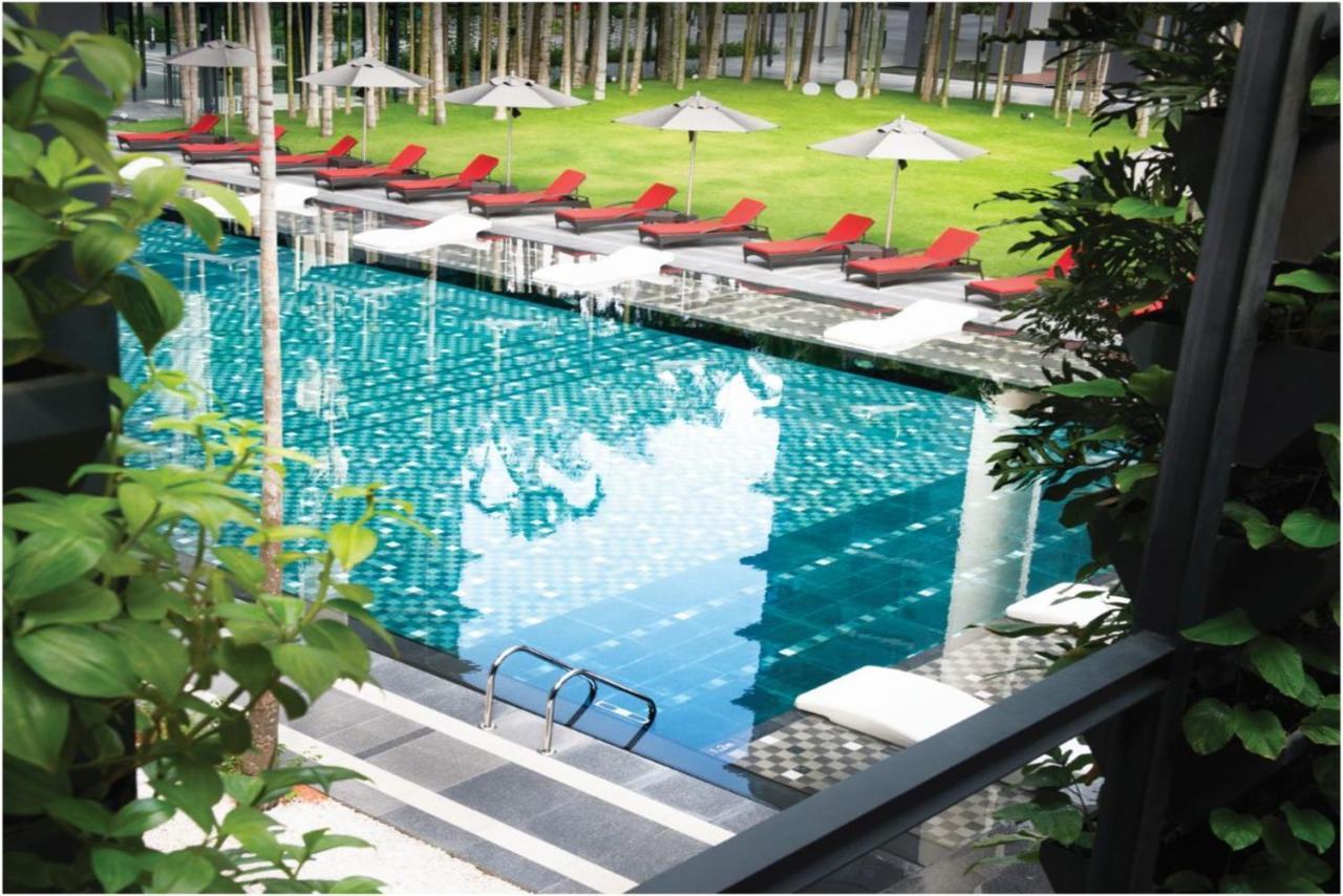 E&O Residences Kuala Lumpur Esterno foto The swimming pool at the hotel