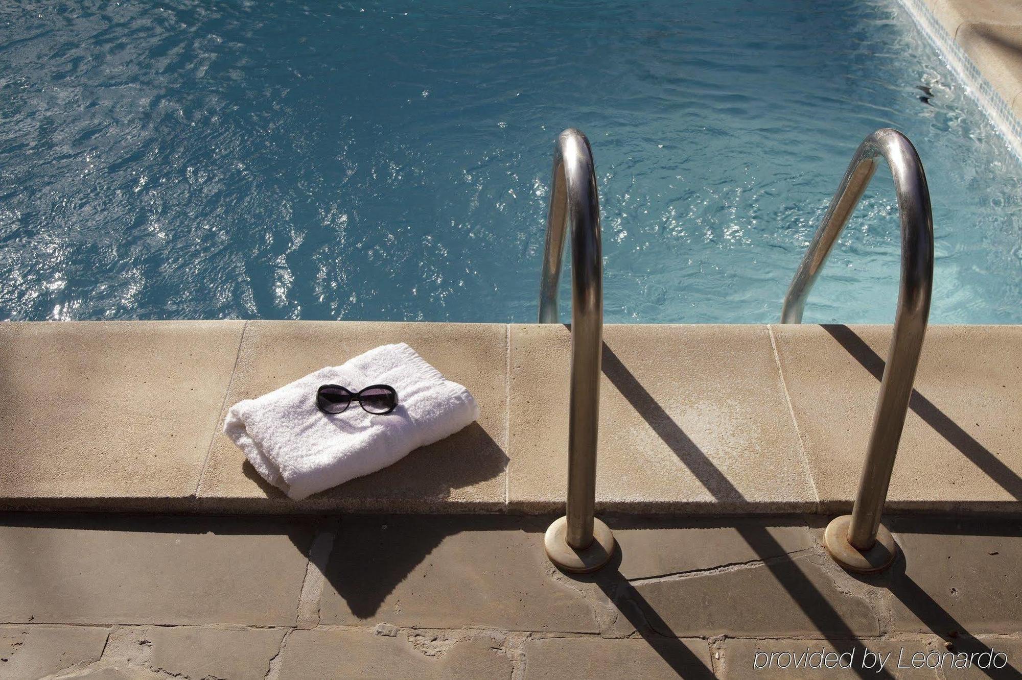 E&O Residences Kuala Lumpur Esterno foto A towel at a pool